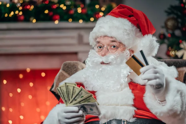 Santa con tarjetas de crédito y dólares - foto de stock