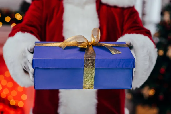 Santa celebración caja de regalo - foto de stock