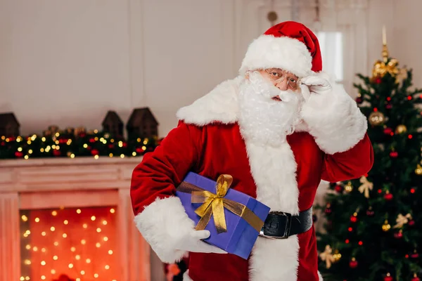 Weihnachtsmann mit Geschenk — Stockfoto