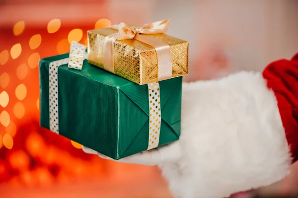 Santa segurando caixas de presente — Fotografia de Stock