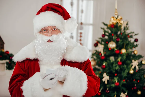 Santa usando smartphone - foto de stock