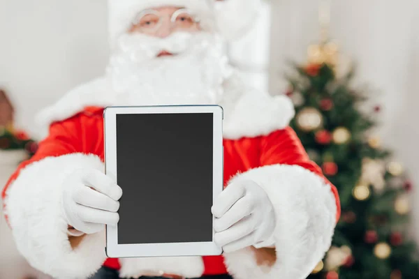 Weihnachtsmann präsentiert Tablet — Stockfoto