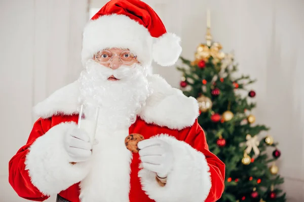 Weihnachtsmann mit traditionellen Keksen und Milch — Stockfoto
