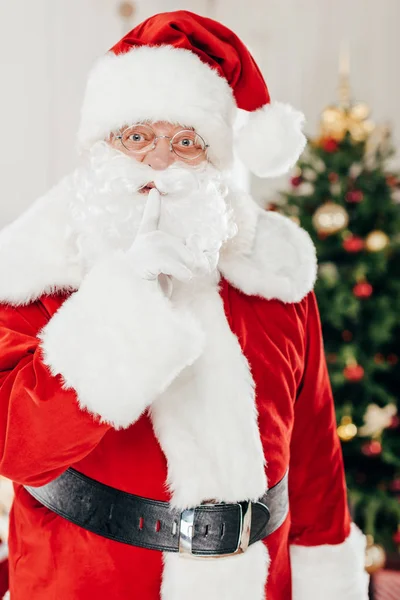 Père Noël claus avec signe de silence — Photo de stock