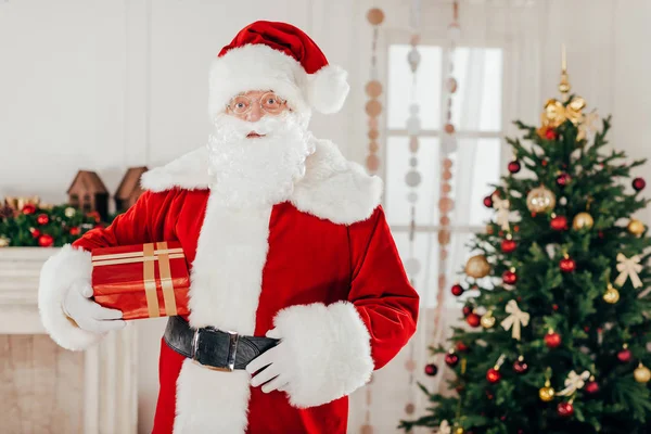 Santa con caja de regalo - foto de stock