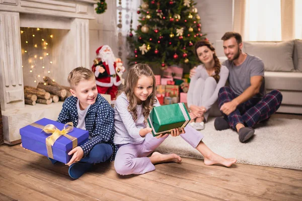 Kids with christmas presents — Stock Photo