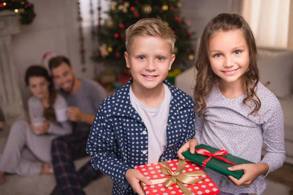 Усміхнені діти з різдвяними подарунками — стокове фото