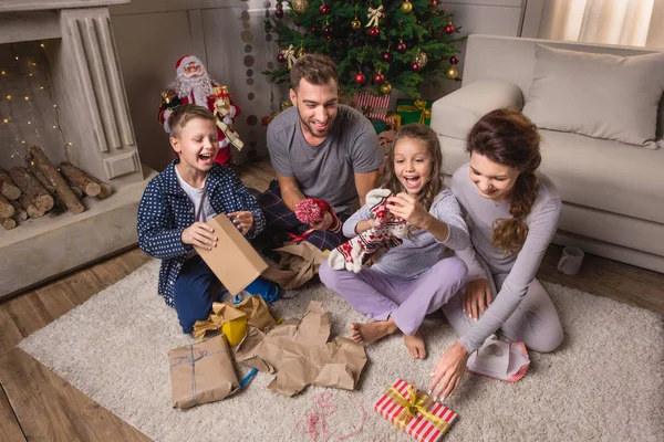 Regali di apertura della famiglia alla vigilia di Natale — Foto stock