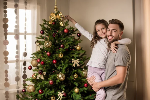 Familie bereitet Weihnachtsbaum vor — Stockfoto