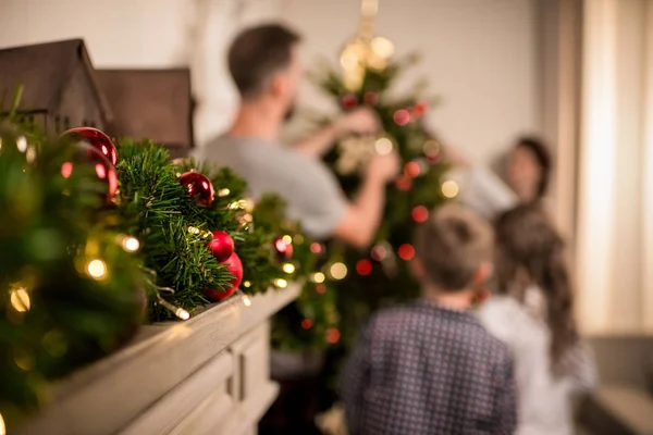 Décorations de Noël sur cheminée — Photo de stock