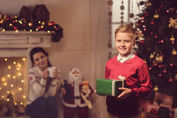 Kleiner Junge mit Weihnachtsgeschenk — Stockfoto