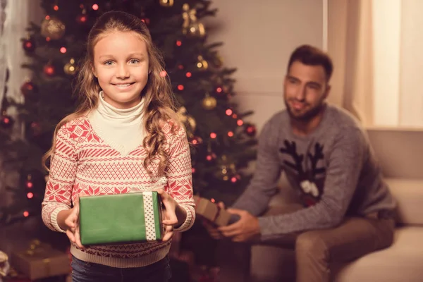 Ребенок с рождественским подарком — стоковое фото