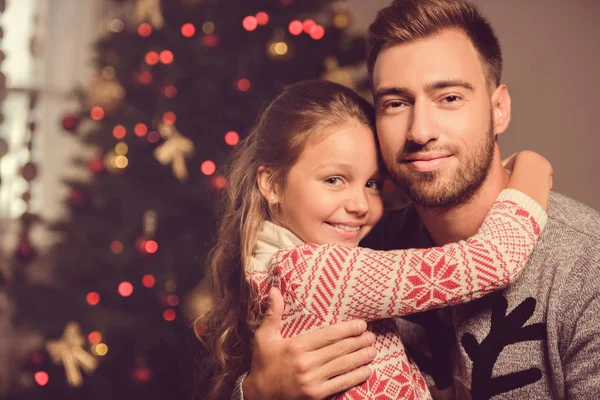 Vater und Tochter an Heiligabend — Stockfoto