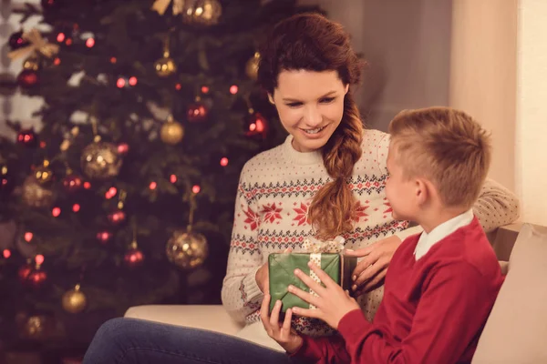 Mutter überreicht Geschenk an Sohn — Stockfoto