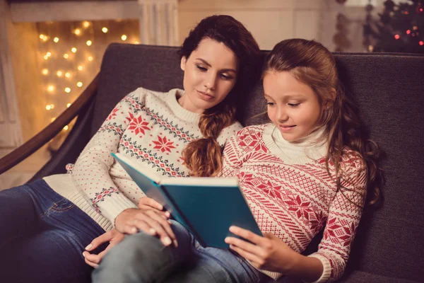 Mère et fille lisant le livre — Photo de stock