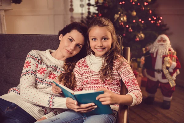 Mutter und Tochter lesen Buch — Stockfoto