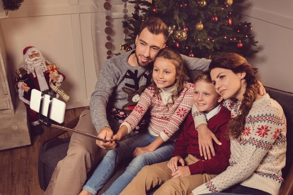 Familia tomando selfie - foto de stock