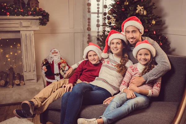 Familia en Nochebuena - foto de stock