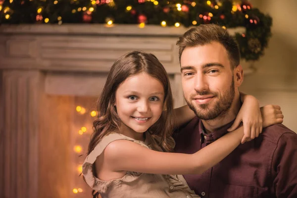 Padre e hija en la víspera de Navidad - foto de stock