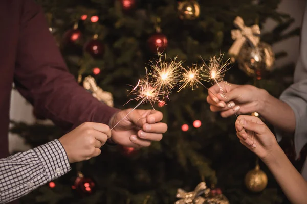 Famiglia con sparklers — Foto stock