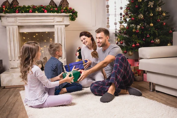 Padres e hijos en Navidad - foto de stock