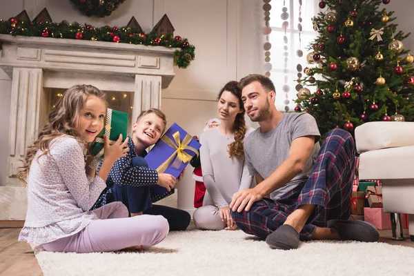 Niños con regalos de Navidad - foto de stock