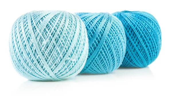 Bolas de fio de algodão azul isoladas em branco — Fotografia de Stock