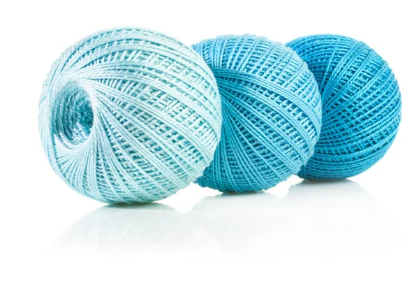 Bolas de fio de algodão azul isoladas em branco — Fotografia de Stock