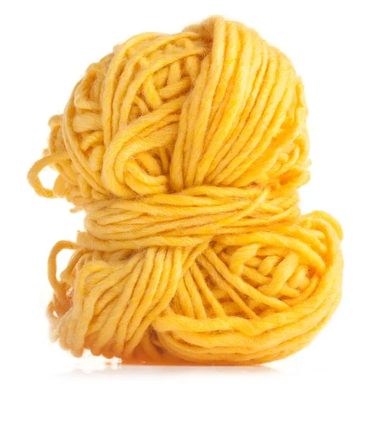 黄色の糸が白で隔離 — ストック写真