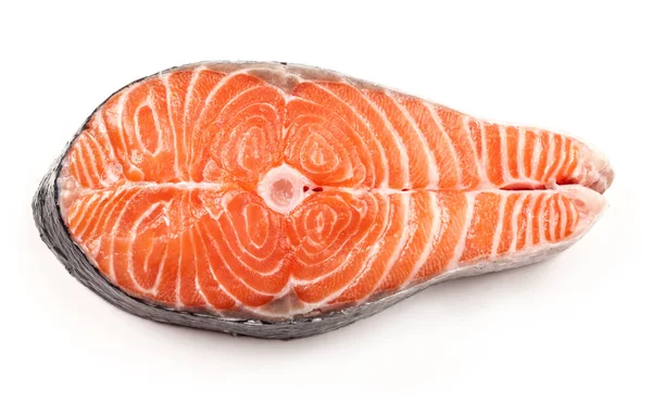 Кусок свежего лосося стейк изолирован на белом — стоковое фото