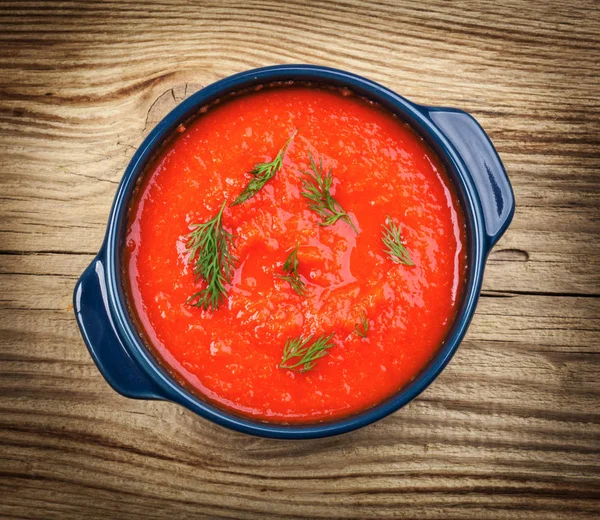 Tomatensuppe in Schüssel — Stockfoto