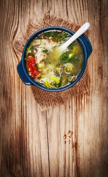 Sup ayam dengan sayuran di atas meja kayu — Stok Foto