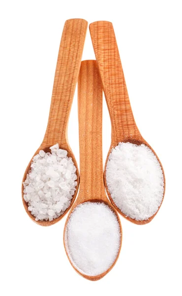 Drewniane łyżki z różnego rodzaju soli na białym tle na biały bac — Zdjęcie stockowe