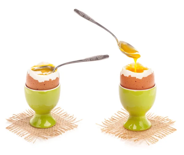 Licht gekookt ei in eierdopje op wit wordt geïsoleerd — Stockfoto