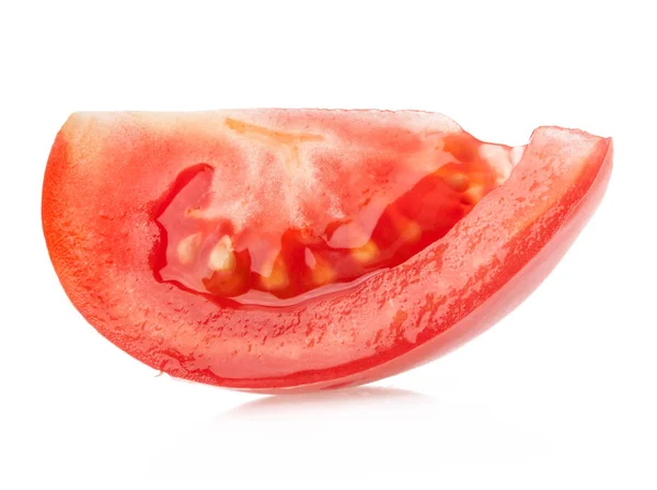 Tomatenschijfje geïsoleerd op witte achtergrond — Stockfoto