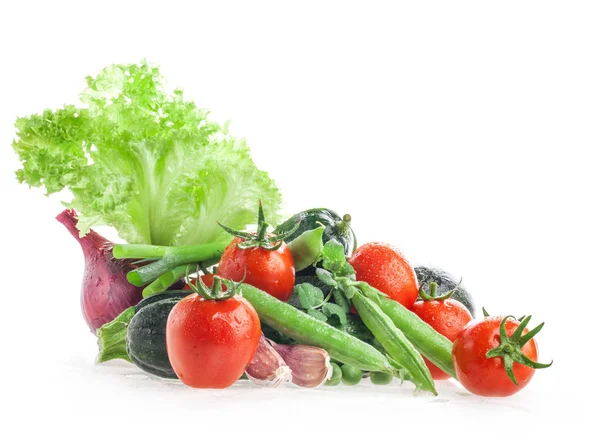 Diverse verdure fresche isolate su bianco — Foto Stock