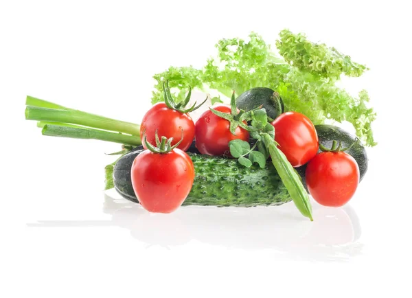 Diferentes verduras frescas aisladas en blanco — Foto de Stock
