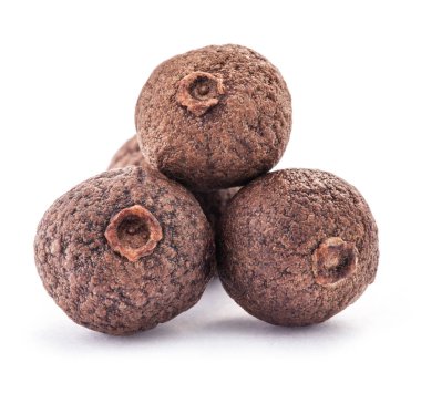 Beyaz arka plan üzerinde izole allspices (Jamaika biber)