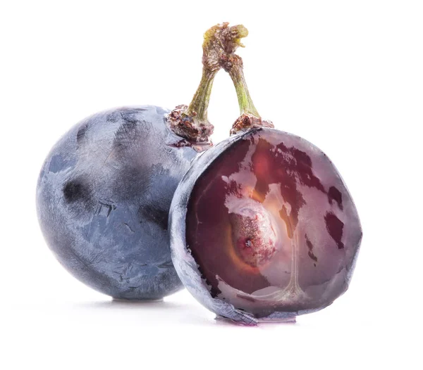 Ripe dark grapes Isolated on white background — Stock Photo, Image