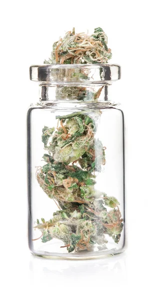 Liten flaska med medicinsk marijuana knoppar, närbild, isolerade — Stockfoto