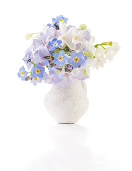Flores de primavera em vaso branco isolado em branco — Fotografia de Stock