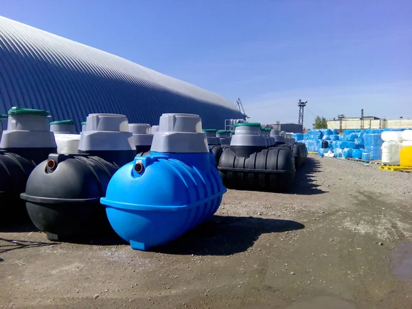 Tanques sépticos y otros tanques de almacenamiento en el almacén del fabricante — Foto de Stock