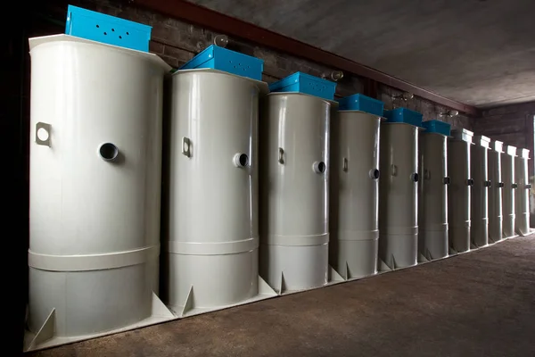 Bir satır ambardaki Avrupa septik tank istasyonları (Özerk kanalizasyon sistemi) — Stok fotoğraf