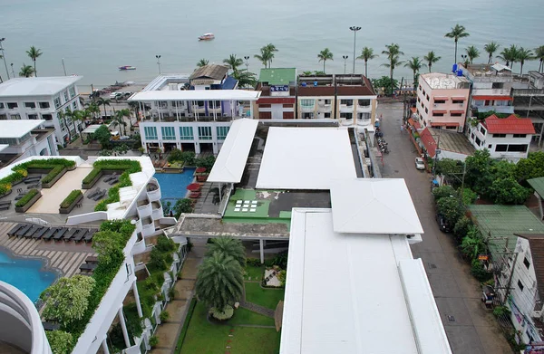 Havadan görünümü bir otel havuzu bölge, mahalle binalar ve Jomtien Beach, Pattaya, Tayland — Stok fotoğraf