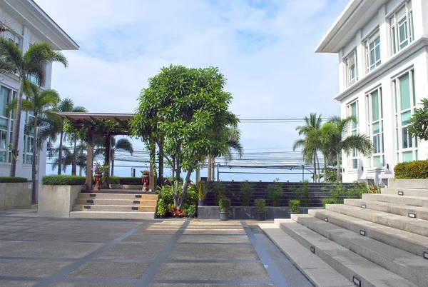 Adımları, tente ve peyzaj ile özel villa veranda tasarım öğeleri. HDR etkisi için işleme. Pattaya, Tayland vurdu. — Stok fotoğraf