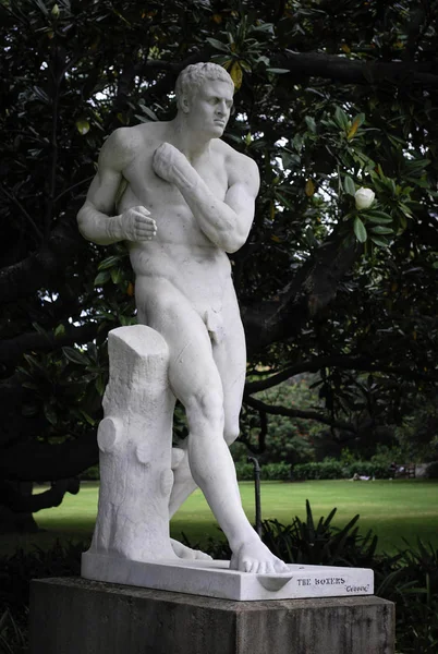 Die weiße Statue des Boxers. Erbe Marmorstatuar im königlichen botanischen Garten, Sydney. — Stockfoto