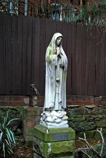 Estátua da Freira no Parque da Paz da Paróquia de St. Canice. Orando pelo repouso da alma de Ivy Marcella McNamara — Fotografia de Stock