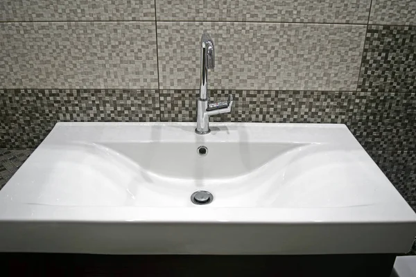 Arka plan gri mozaik beyaz dikdörtgen lavabo detayını döşer — Stok fotoğraf