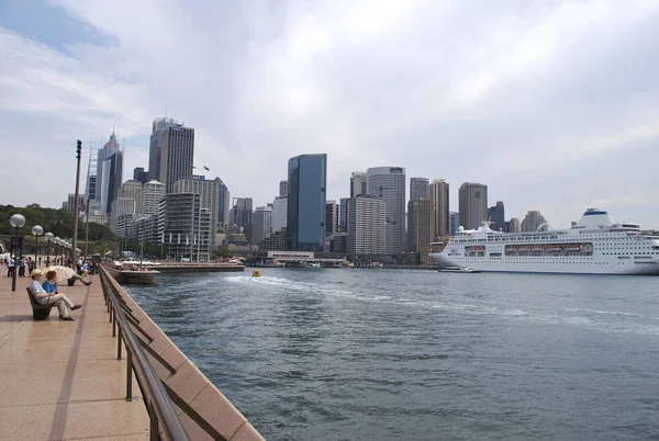 Terraplén circular de muelle en un día nublado con un crucero en el puerto — Foto de Stock