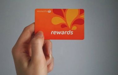 Beyaz el Woolworths ödüller sadakat kartı tutuyor, bu sadakat programı alışveriş kapalı para verir